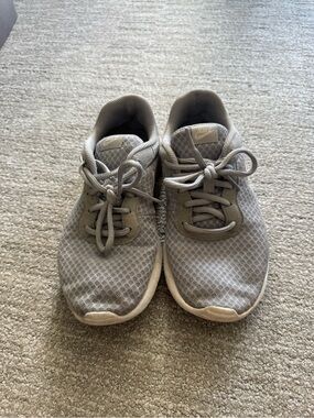Nike Gray roshes